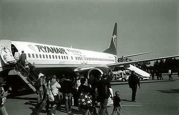 Passengers boarding a Ryanair 737-800 at Sande...